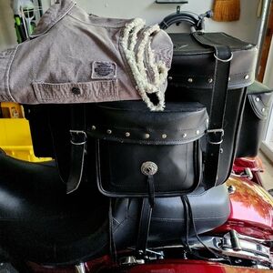 Harley Davidson Mens Sleeveless Shirt & MOTORCYCLE PVC STUDDED SISSY BAR BAG 